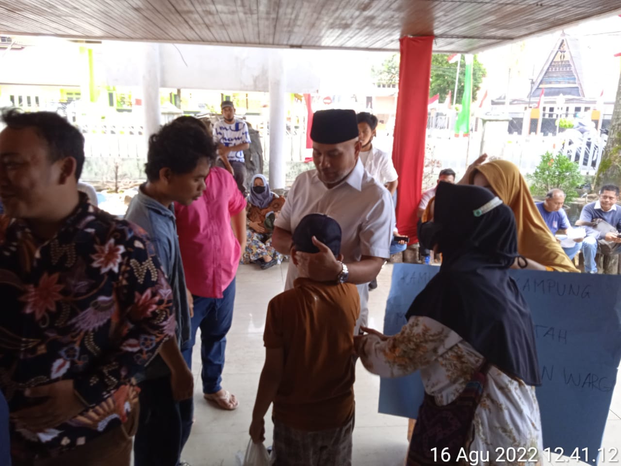 Siswa SD Menangis Dalam Pelukan Wakil Ketua DPRD Padangsidimpuan Pasca Aksi Demo