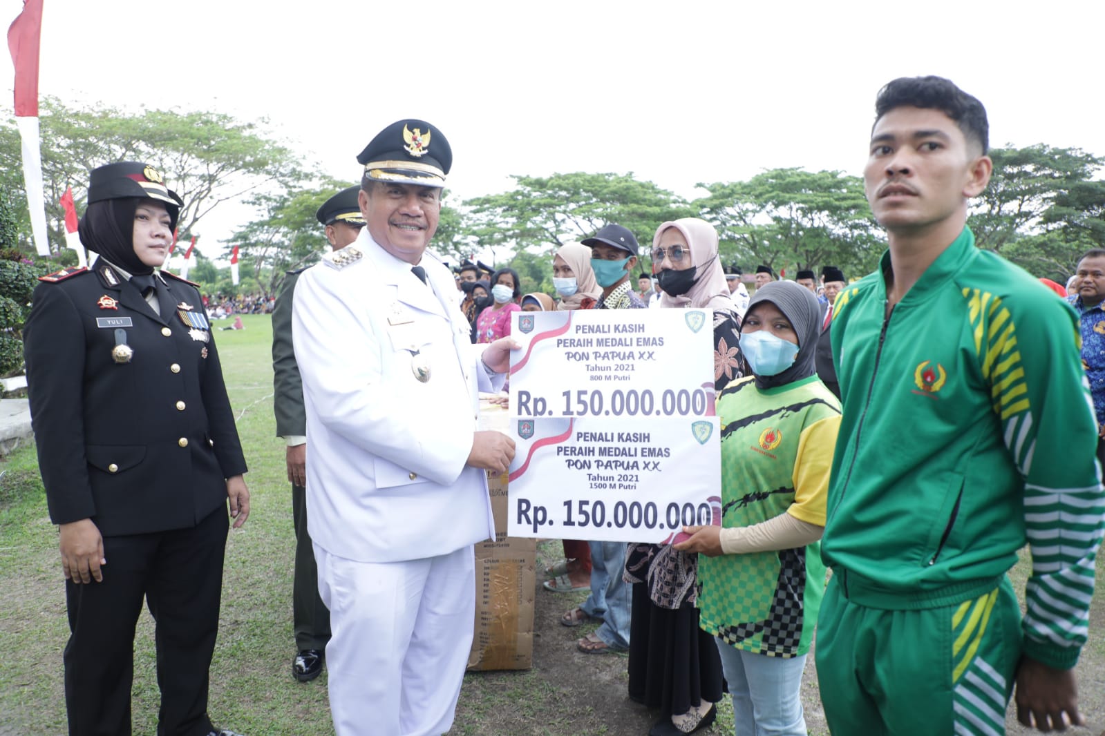 Pemkab Asahan Serahkan Penali Kasih Kepada Atlet Peraih Berprestasi Di PON Papua
