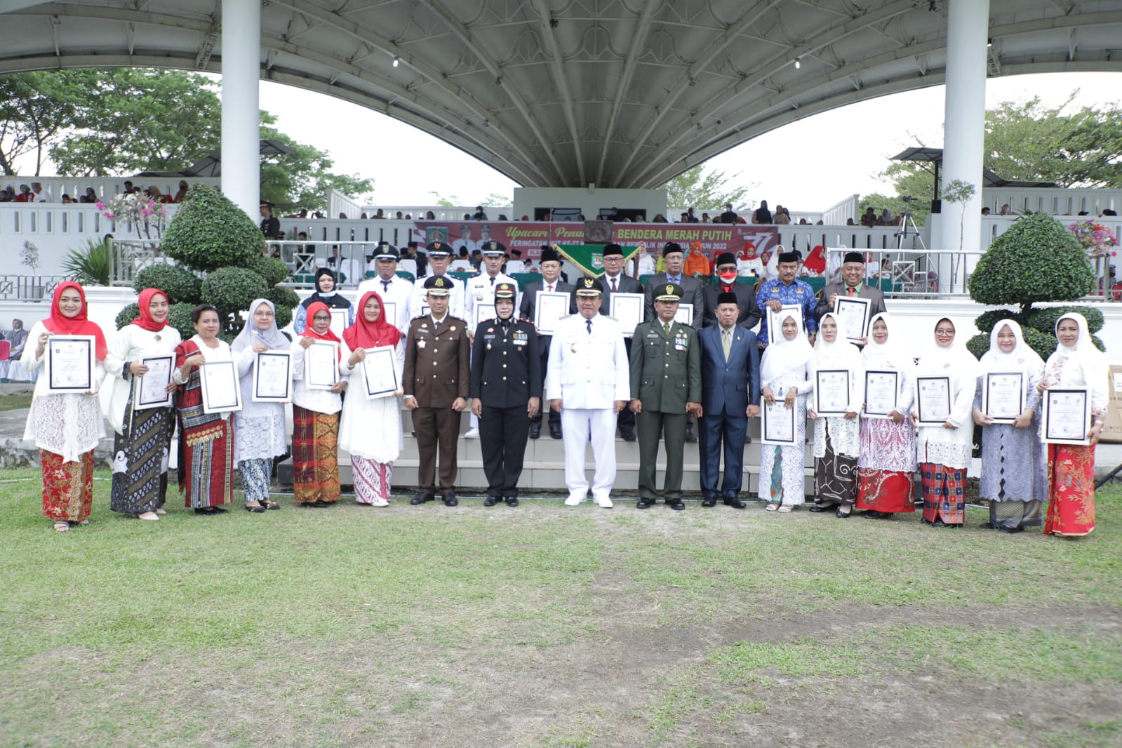 Wabup Asahan Sebagai Inspektur Upacara Penurunan Bendera Merah Putih HUT ke-77  RI di Alun alun Kisaran