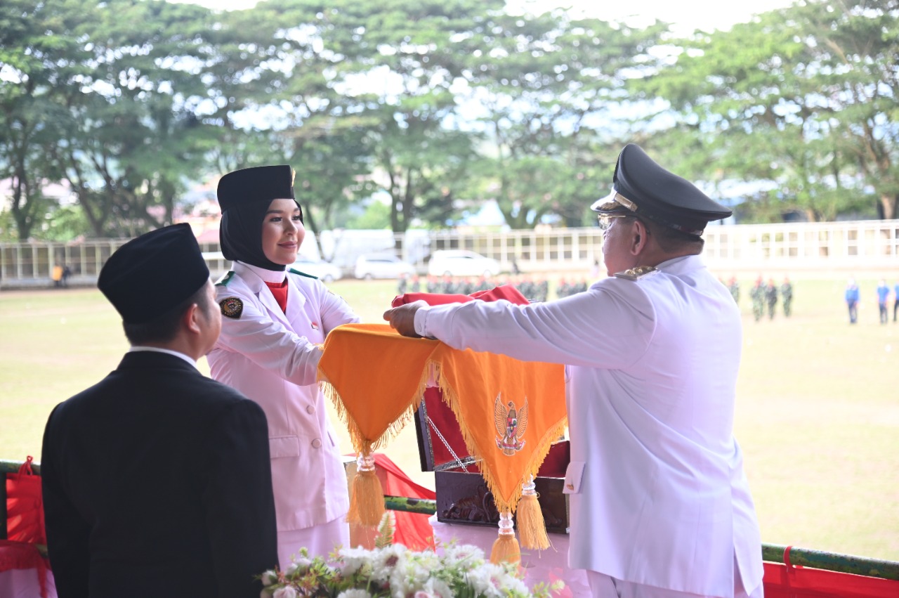 Wakil Walikota padang Sidempuan Ir. Arwin Siregar MM, memimpin upacara Penurunan Bendera