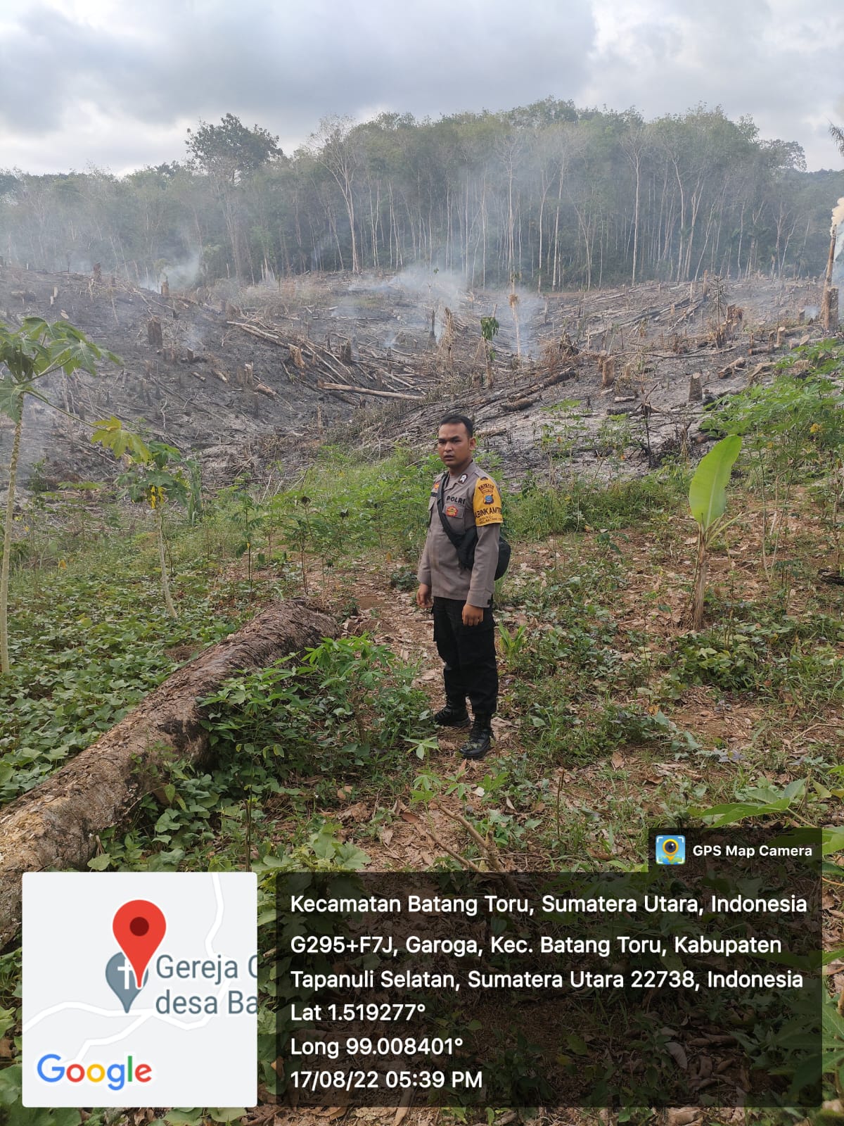 Temukan Lahan Warga Yang Terbakar, Bhabinkamtibmas Polsek Batangtoru Padamkan Api Bersama Babinsa