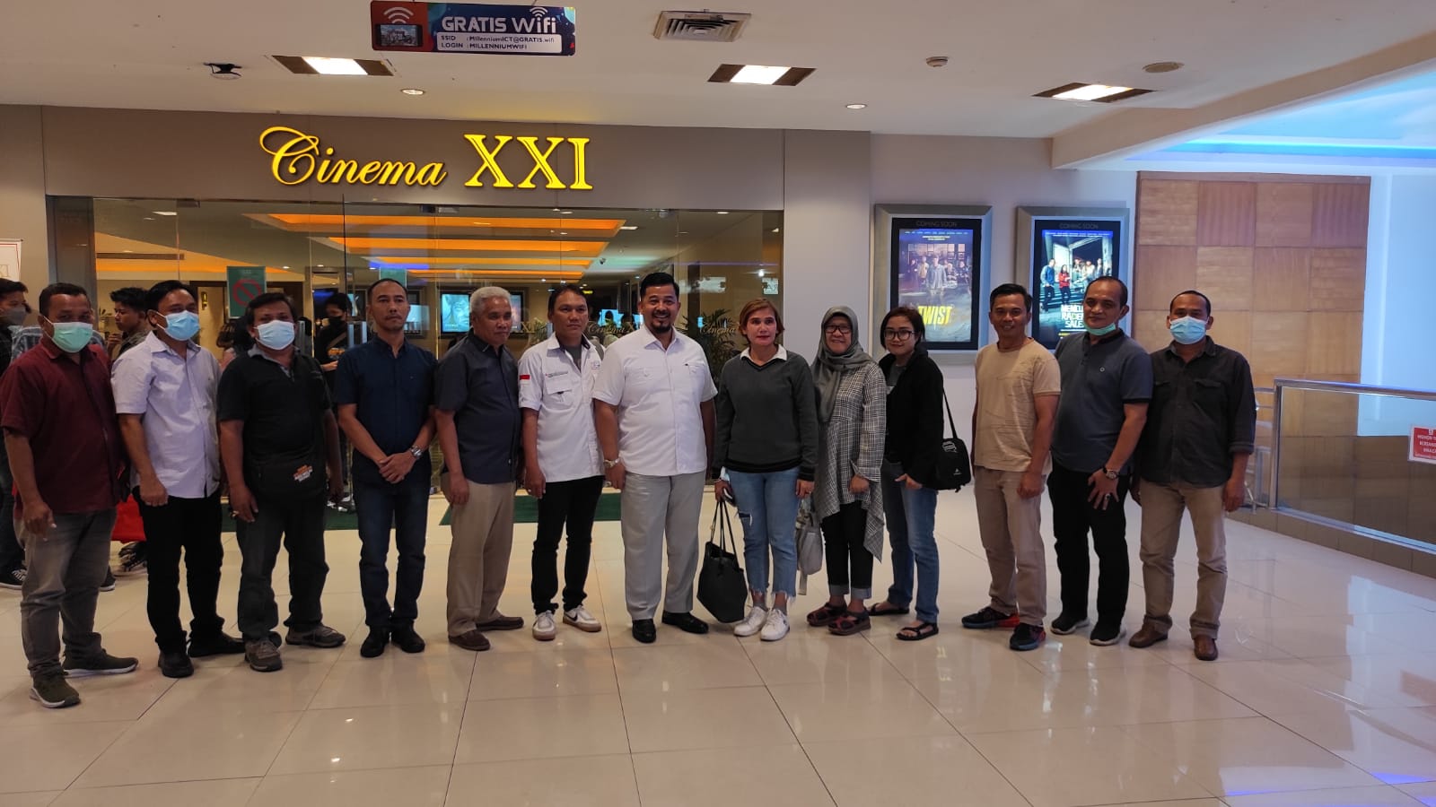 Pimpinan Milenium Plaza Nobar Dengan Wartawan