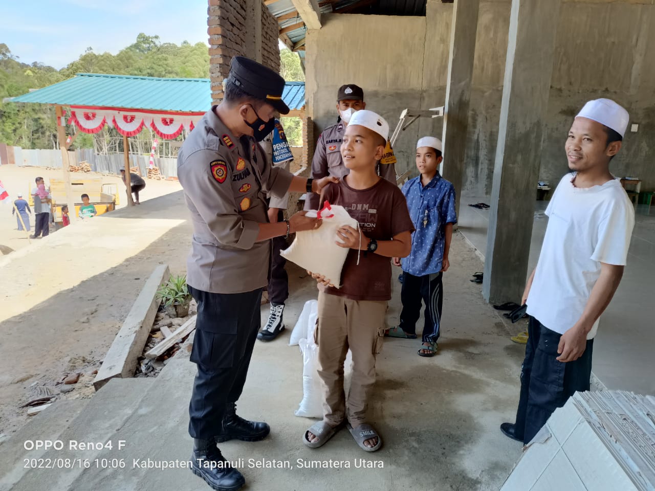 Jumâ€™at Barokah, Polsek SDH Bagikan Sembako di Tafizd Qurâ€™an Baiturrahmi Simanosor