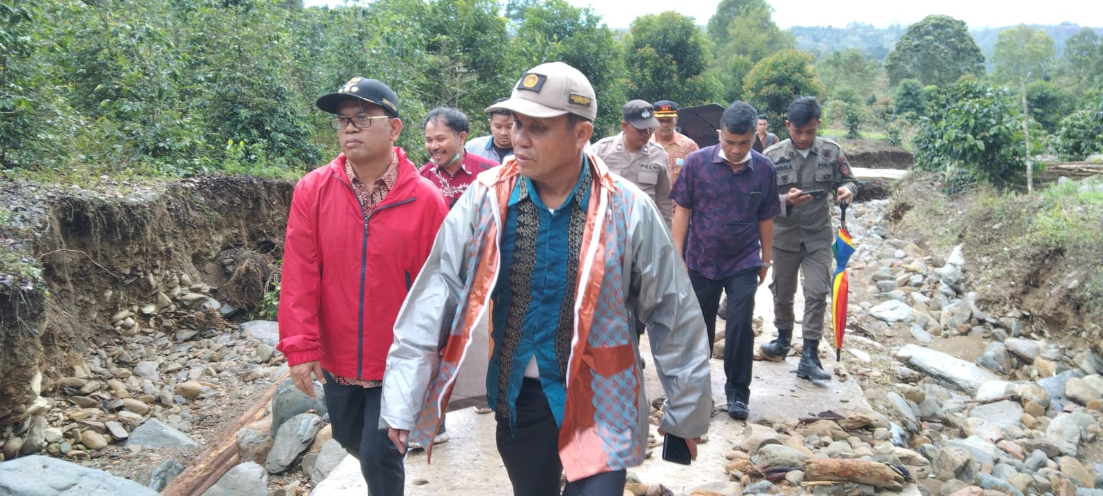 Bupati Toba Pimpin Rapat Tanggap Cepat Identifikasi dan Solusi Penanganan Dampak Bencana Banjir di Kec. Lumban Julu