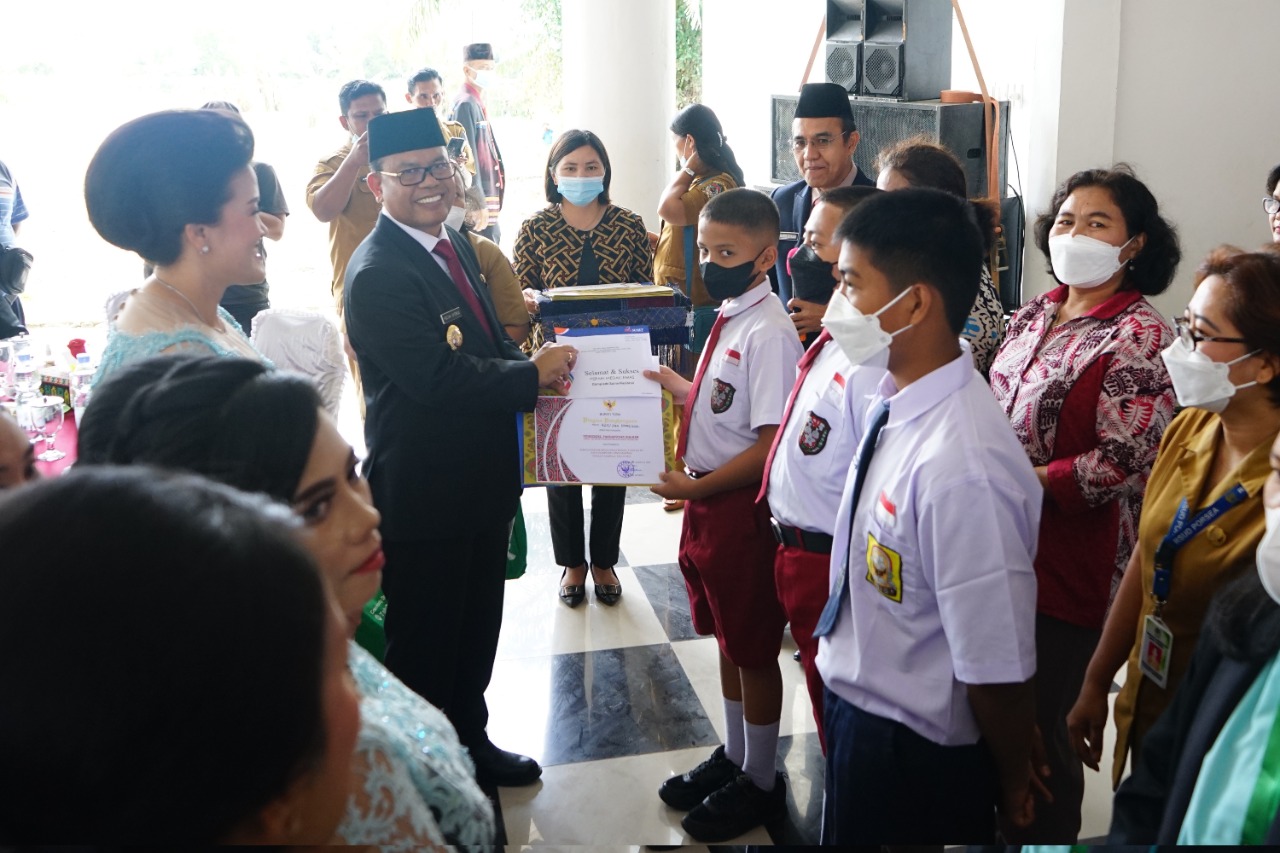 Bupati Toba Bangga Atas Keberhasilan Siswa YBS Meraih Medali di Olimpiade Sains Nasional