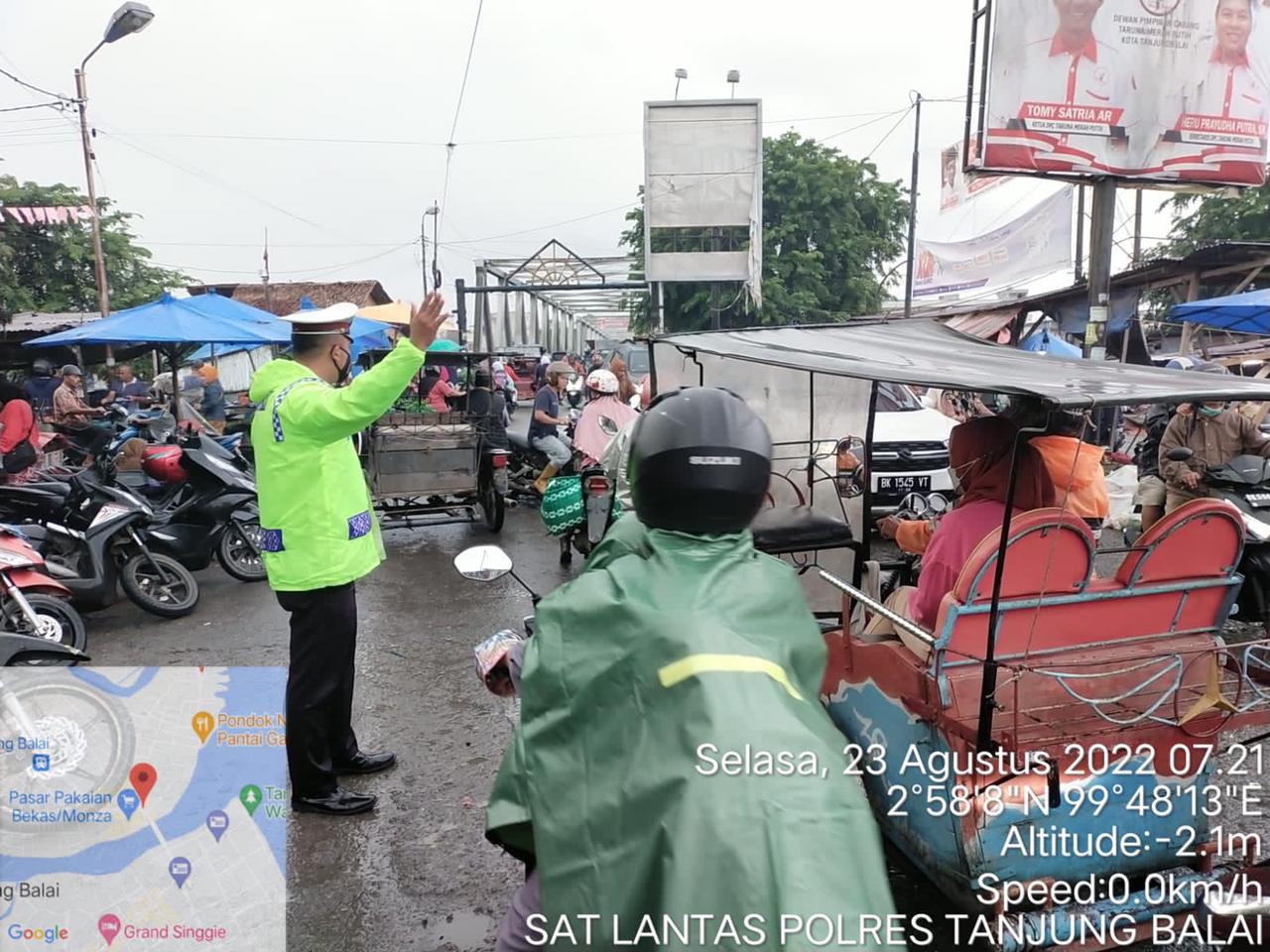 Guyuran Hujan Tidak Menyurutkan Semangat Personil Satlantas Polres Tanjungbalai Melancarkan Arus Lalulintas Padat Pagi