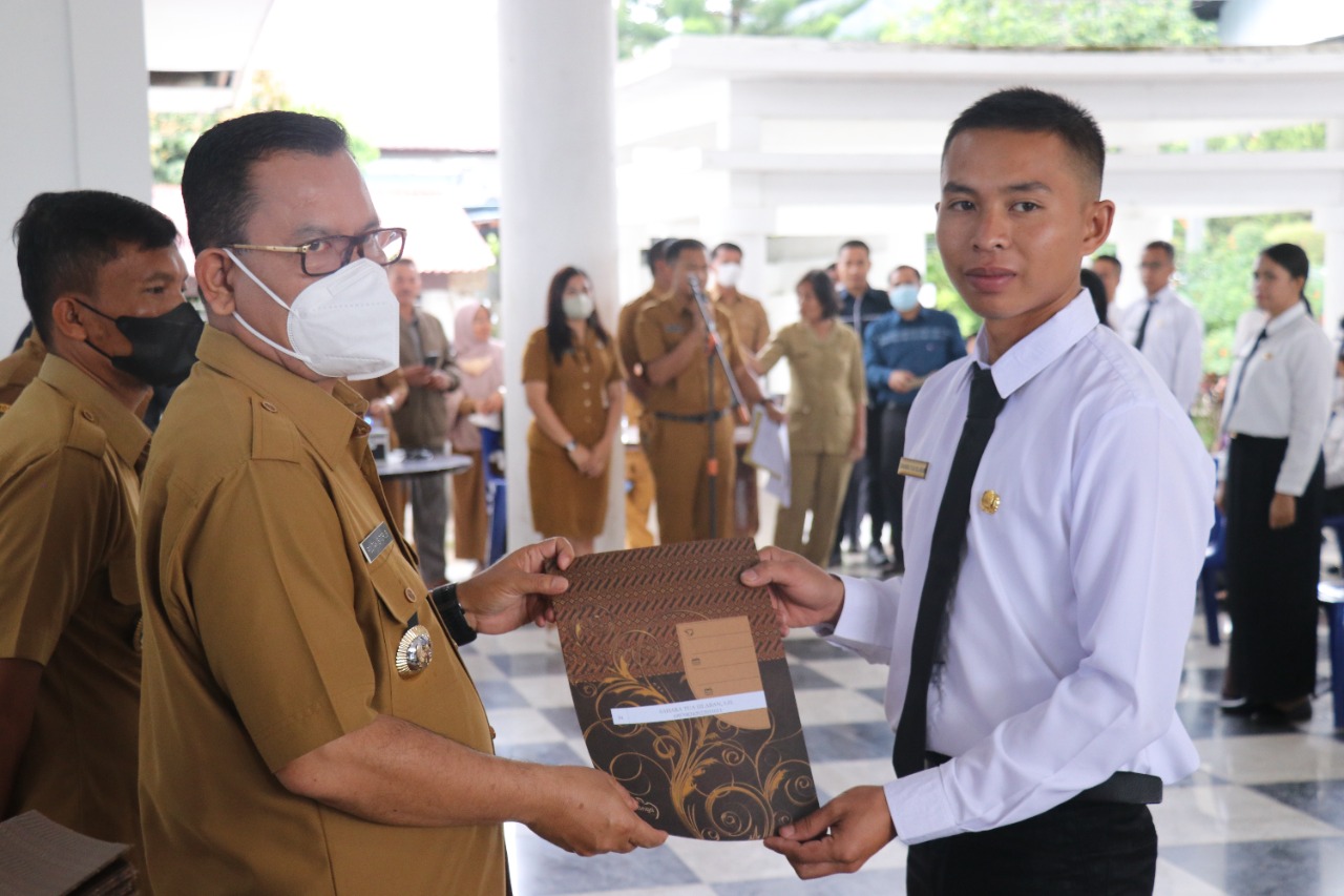 Bupati Toba serahkan SK 141 Orang CPNS Formasi 2021Â 