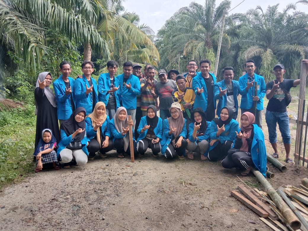 Bhakti Sosial KKN Mandiri Umsu Bersama Warga Bersihkan TPU KERAMAT Denai Lama