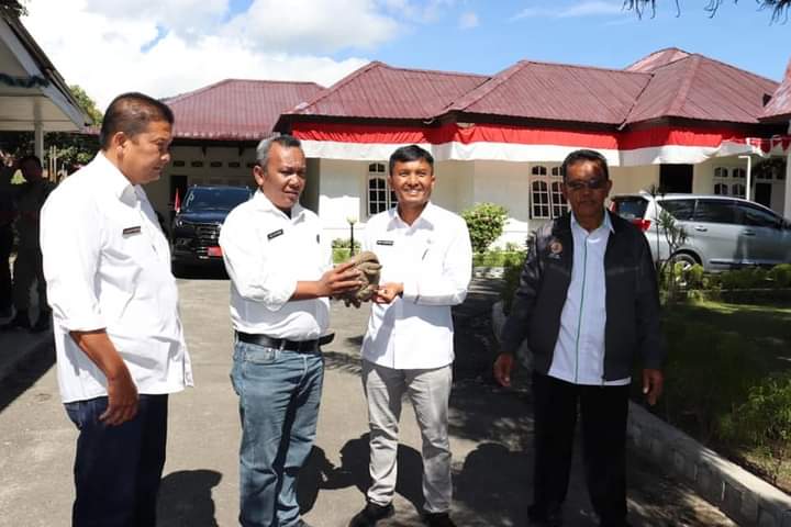 WABUP TOBA SERAHKAN HEWAN LANGKA KEPADA BALAI KONSERVASI SUMBER DAYA ALAM