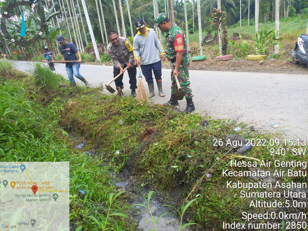 Ciptakan Lingkungan Bersih, Bhabinkamtibmas Polsek Air Batu Polres Asahan Gotong Royong di Desa Air Genting