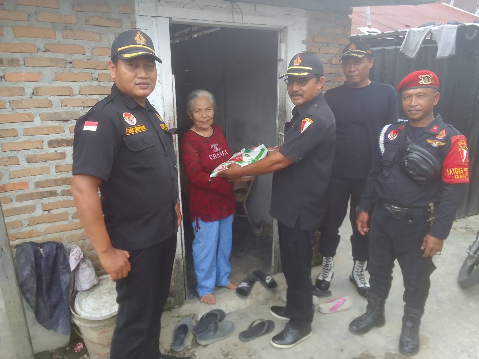 DPAC PENDAWA Hamparan Perak Sampaikan Sembako Kepada Ibu-Ibu Lansia Kelambir Lima