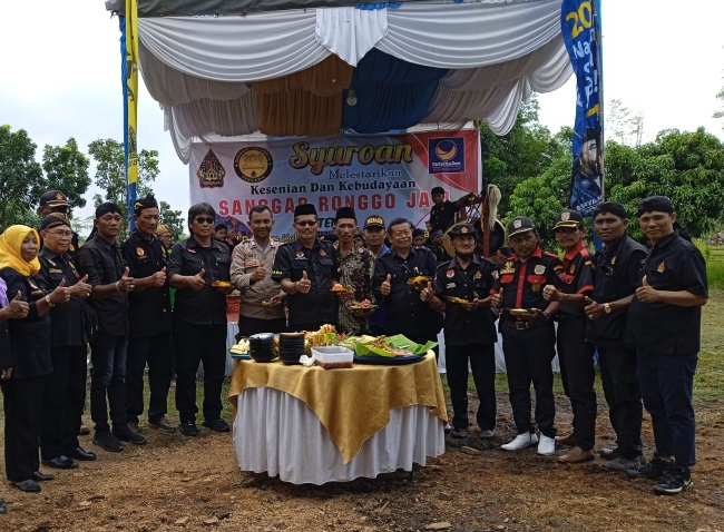 Pemotongan Tumpeng Akhiri Syuroan Melestarikan Seni Dan Budaya DPW PENDAWA Sumut Di Desa Bandar Klippa