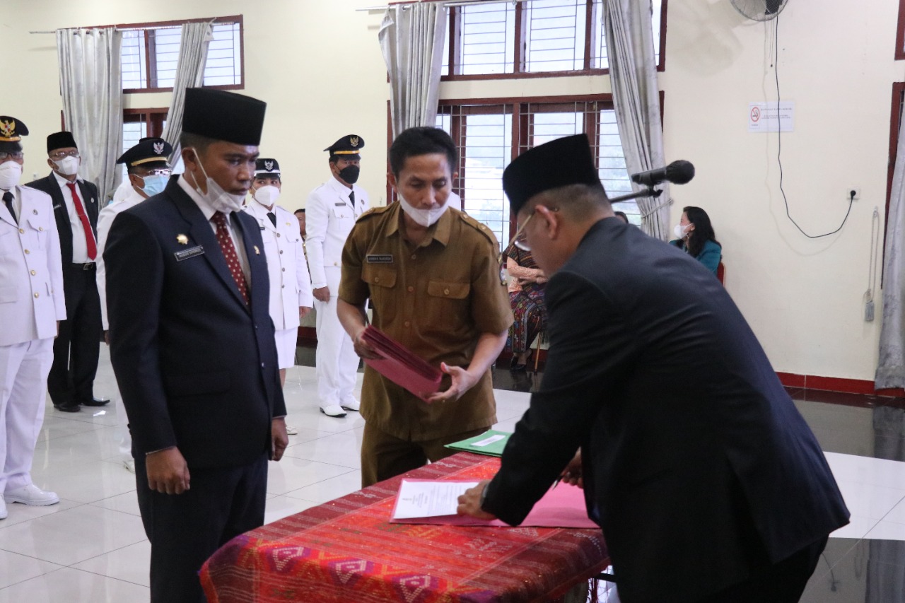 Bupati Toba Lantik Sekdakab dan Pimpinan Tinggi Pratama, Administrator dan Jabatan Fungsional yang Baru Dilantik