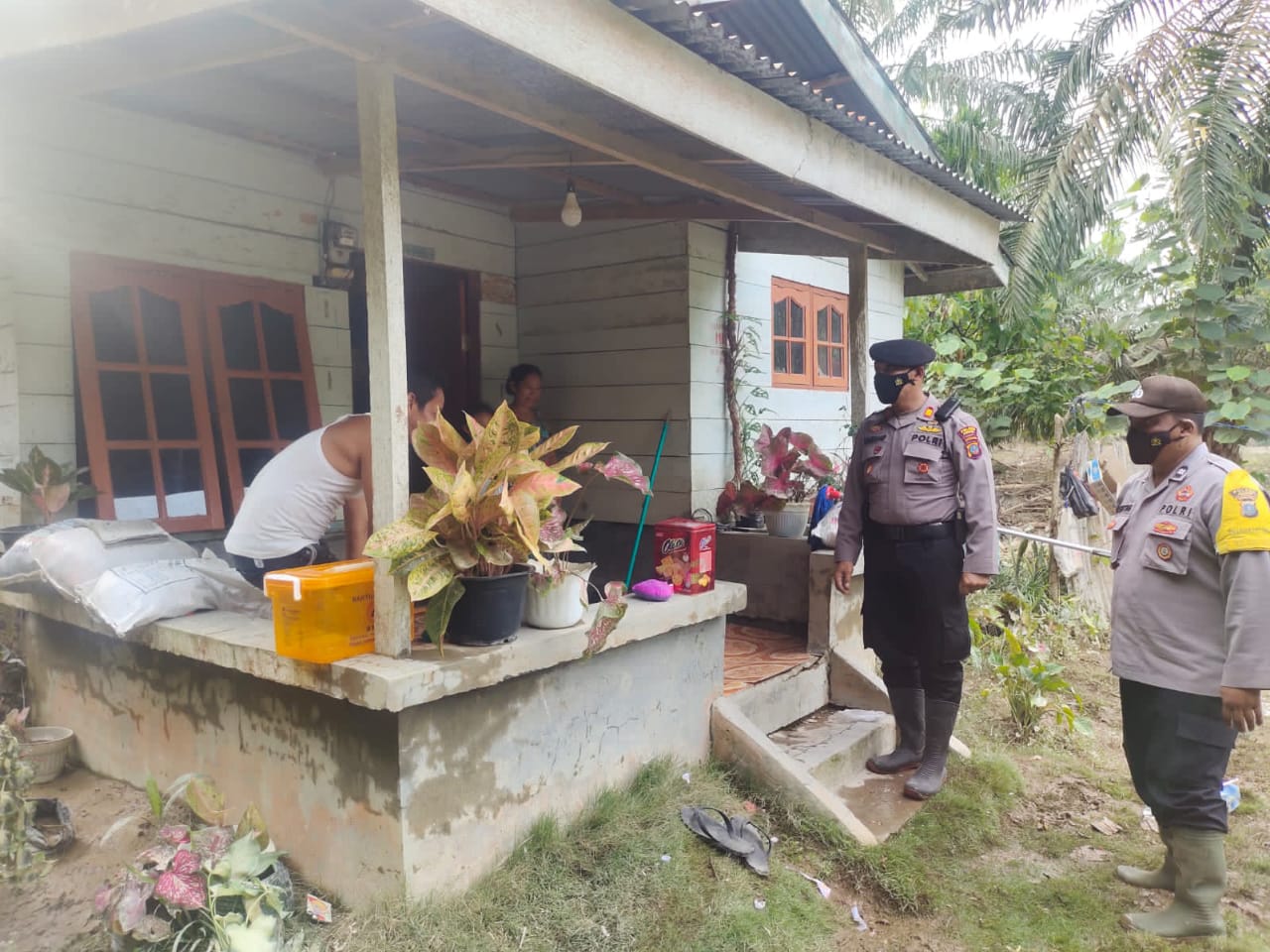 Polres Asahan Serahkan Bantuan Kepada Masyarakat yang Terdampak Banjir di Dsn XI Aek Polan Desa Buntu Pane