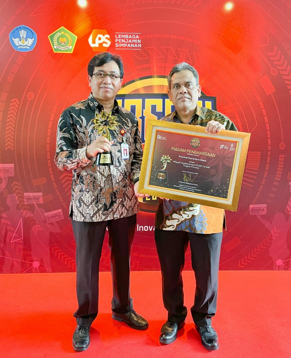 OJK Berikan Penghargaan Kepada Sumut Provinsi Terbaik Implementasi KEJAR 2022