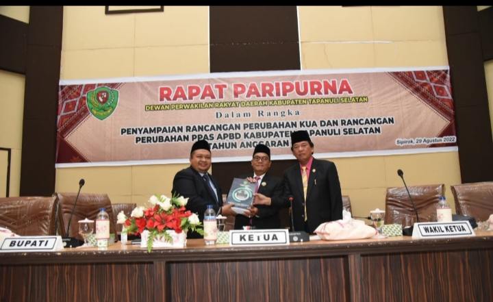 Bupati Tapsel Sampaikan Rancangan Perubahan KUA dan Perubahan PPAS 2022 ke DPRD