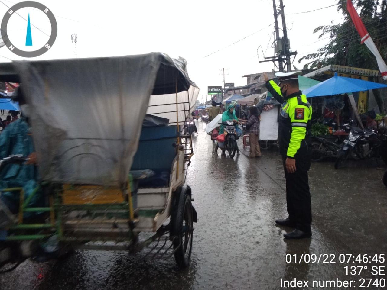 Di Guyur Hujan, Personil Satlantas Polres Tanjungbalai Tetap Lancarkan Arus Lalu Lintas Padat Pagi