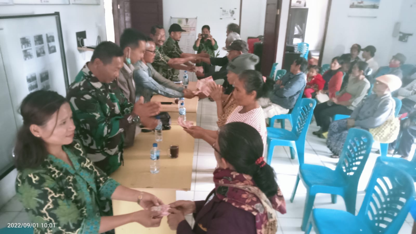 Kepala Desa Buluhtellang Salurkan BLT DD Tahap Tiga Dikantor Desa