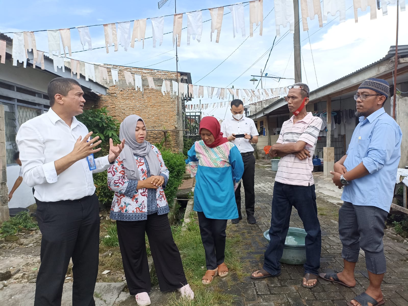 Dirut Menjumpai Para Warga Yang Berdampak Air Mati