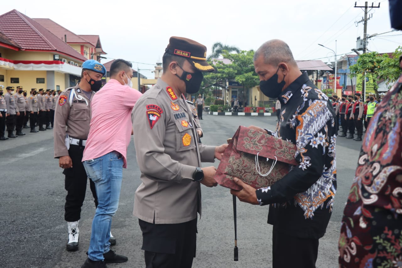 Kapolresta Deli Serdang Pimpin Upacara Kenaikan Pangkat dan Purna Bakti Personil