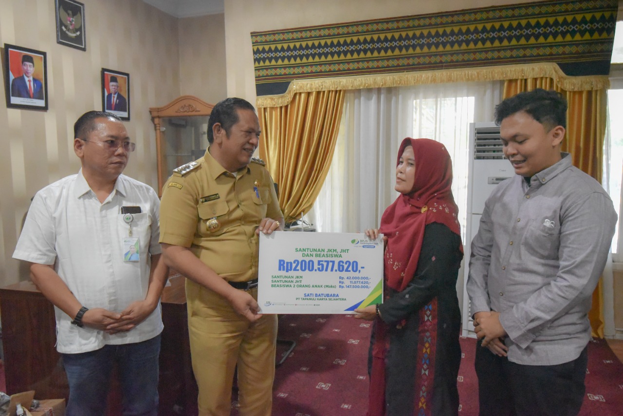Walikota Padang Sidempuan Irsan Efendi Nasution serahkan Klaim Jaminan Kematian dari BPjamsostek Padang