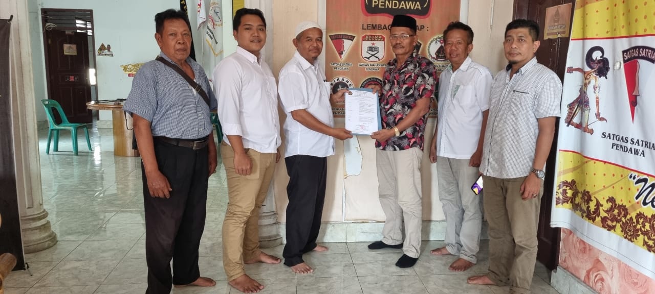 Ruslan, SH Ketua PB Pendawa Serahkan Surat Kepengurusan DPC Pendawa Sergai