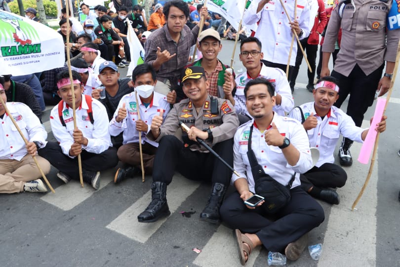 Keakraban Kapolres Tapsel Bersama Ratusan Mahasiswa Usai Aksi Damai di Padangsidimpuan