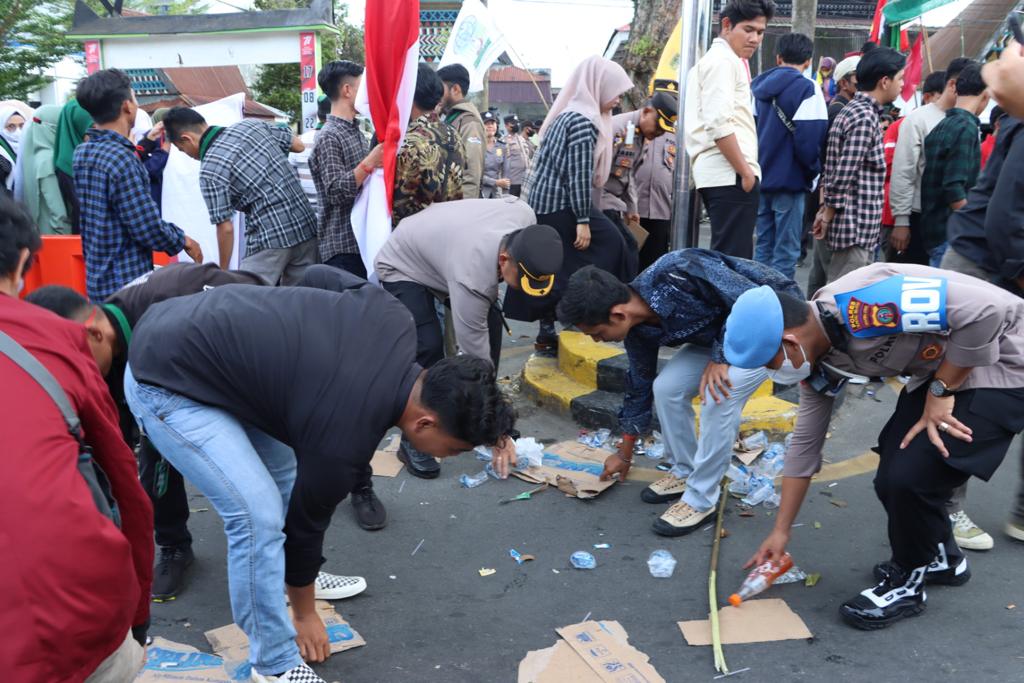 Kapolres Tapsel dan Mahasiswa Kompak Pungut Sampah