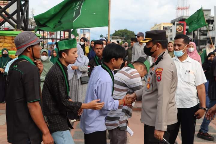 Kapolres Padangsidimpuan Bersalaman Dengan Para Mahasiswa Unras menolak kenaikan harga BBM  Berakhir Damai