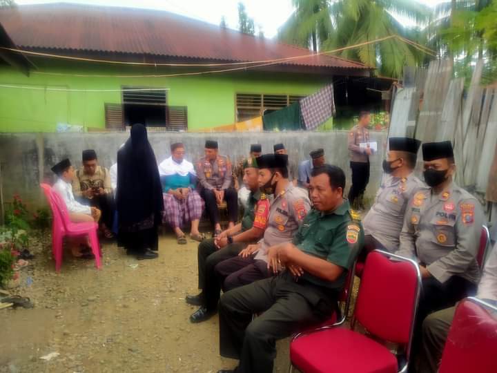KAPOLRES MANDAILING NATAL MELAYAT KE RUMAH DUKA ORANGTUA KETUA MUI KAB. MADINA DI DESA HURABA II KEC. SIABU
