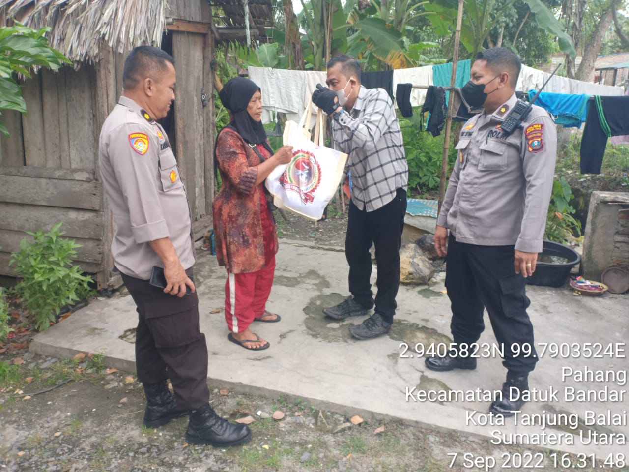 Polres Tanjungbalai Berikan Bansos Sebanyak 60 Paket Bagi Masyarakat Terdampak Kenaikan BBM