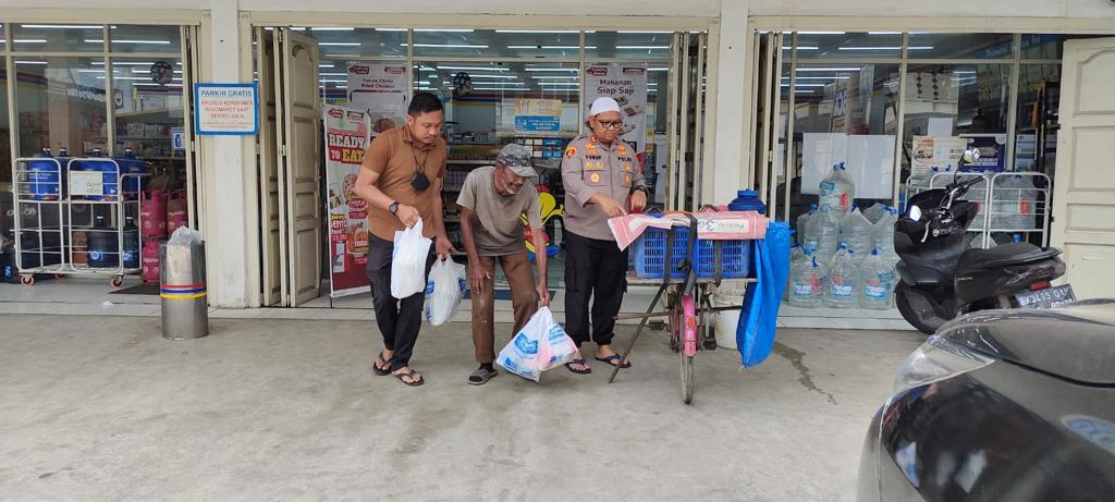 Kapolres Tanjung Balai Kunjungi Pemulung sambil Bagikan Bantuan Sosial