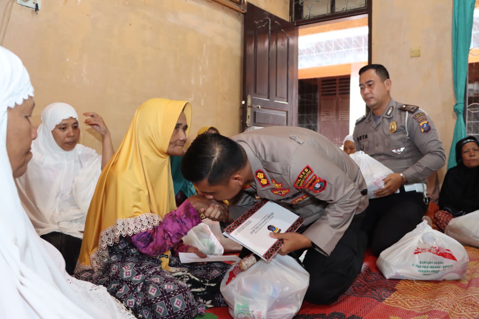 Menganggap Dirinya Sebagai Anak, Kapolres Tapsel Cium Tangan Para Lansia Penghuni Panti Jompo