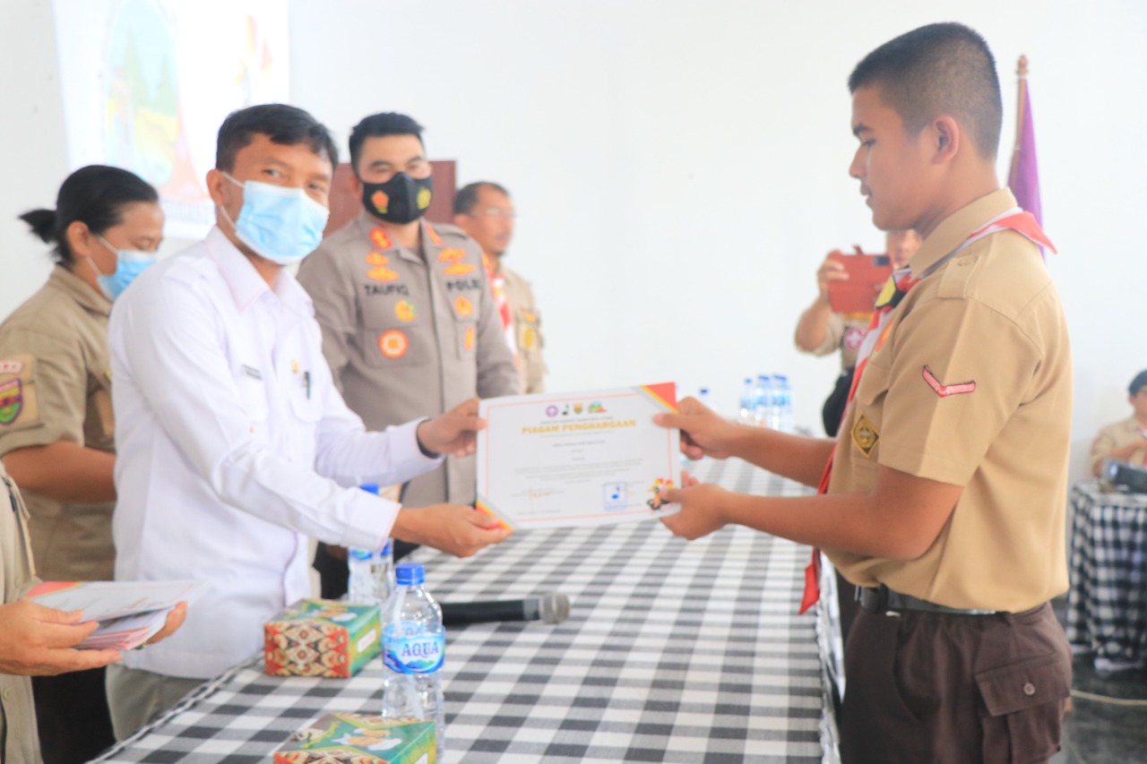 Wabup Toba Serahkan Sertifikat dan Tiska Peserta Jamdasu dan Jamnas 2022 Kontingen Gerakan Pramuka Kwarcab Toba