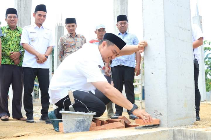 Bupati Labura Letakkan Batu Pertama Pembangunan Masjid Nurul Huda di Desa Sukarame