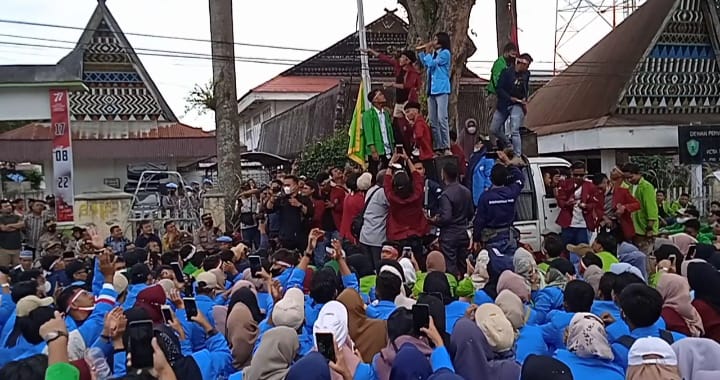 Aksi Unras Mahasiswa Lempar Korek Kuping 