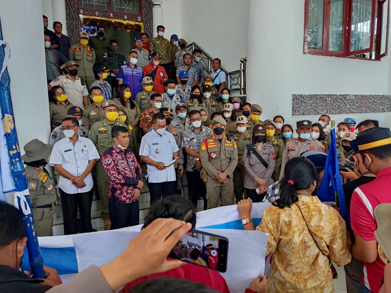 Bupati Beri Pemahaman Kebijakan Pemerintah Soal Kenaikan BBM kepada Pengunjuk rasa  GMKI