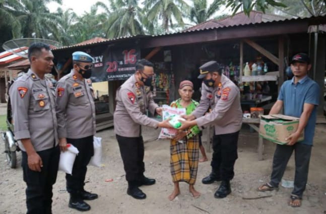 Spontan, Kapolres Palas Serahkan Bansos Bagi Warga Kurang Mampu Di Harang Jae