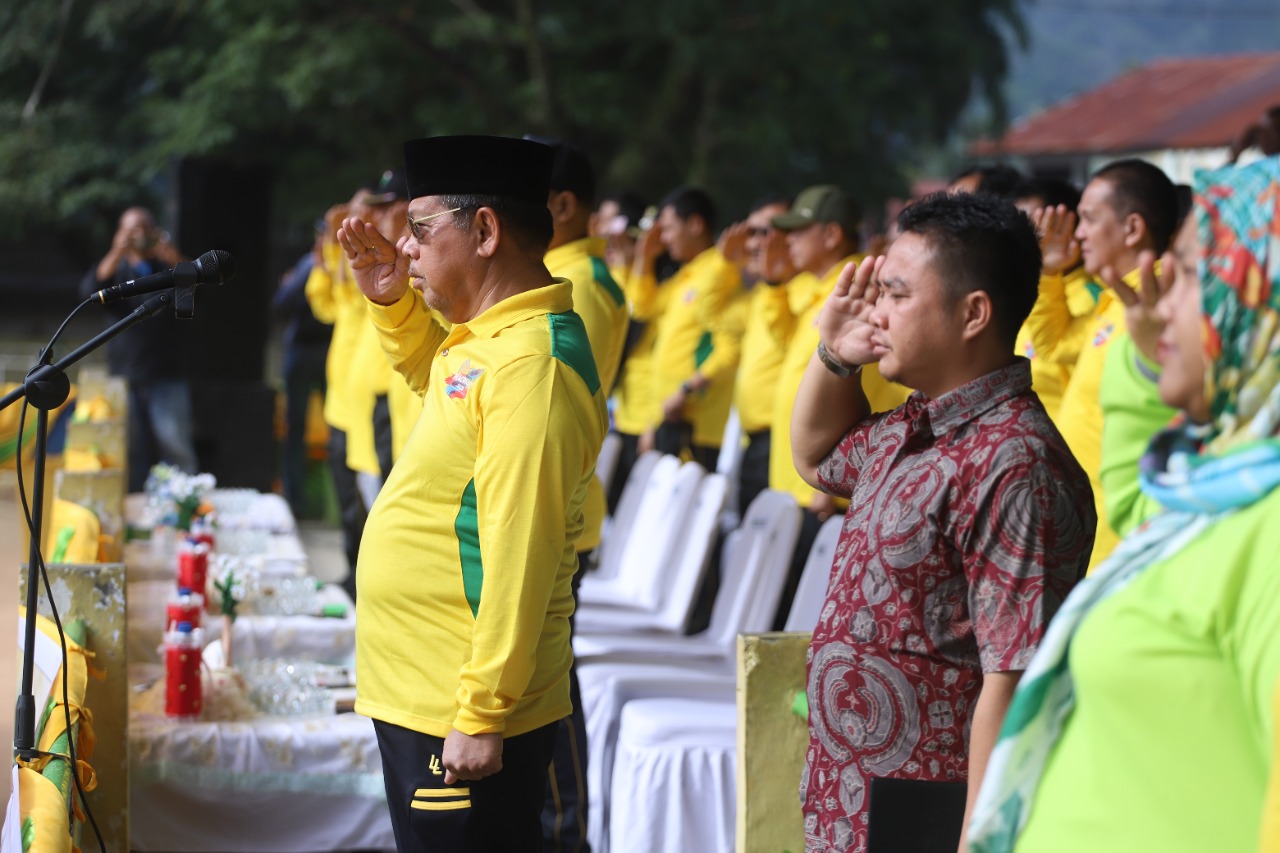 Arwin Siregar Pembina Upacara pada Peringatan Hari Olahraga Nasional ke XXXIX
