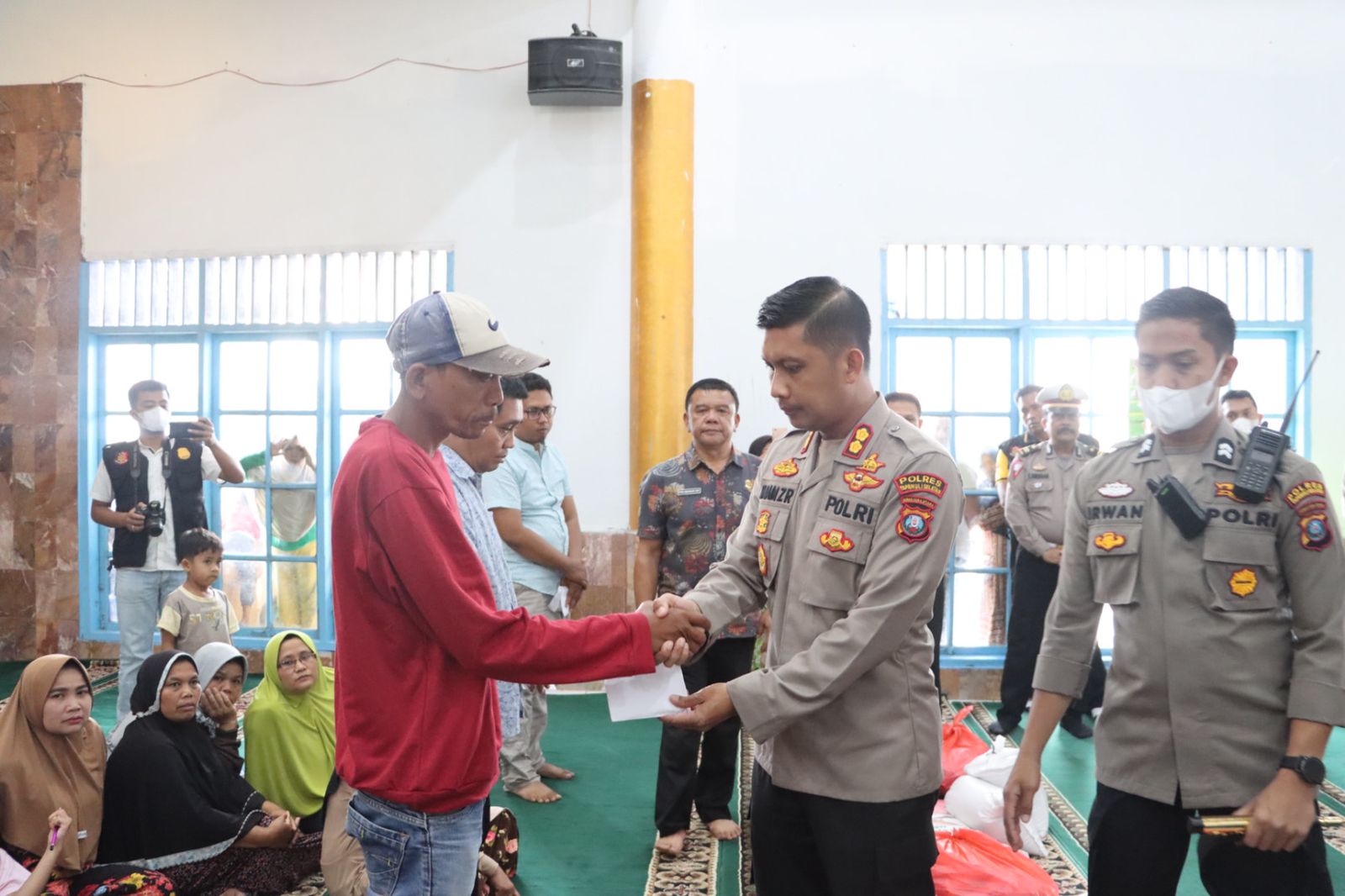 Kapolres Tapsel Serahkan Bantuan kepada Korban Kebakaran di Sipirok