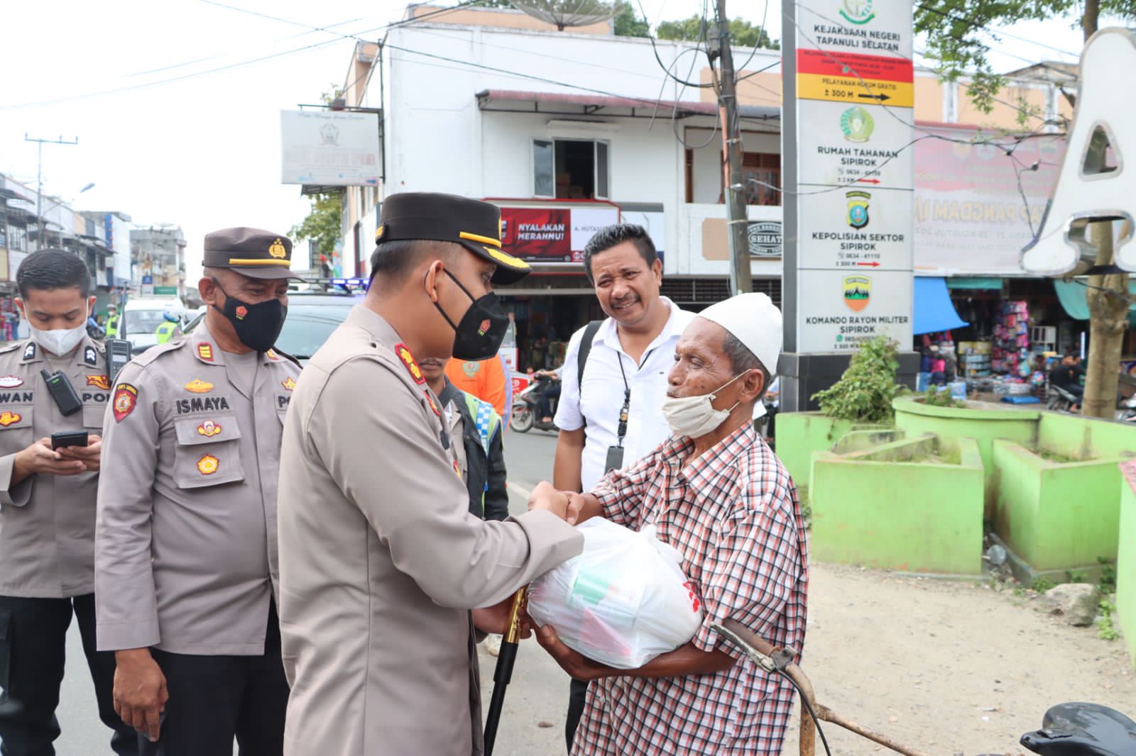 Bentuk Peduli, Kapolres Tapsel Turun Langsung Bagikan Paket Sembako ke Pengemudi Betor