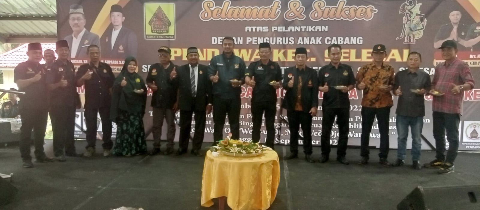 Pelantikan DPAC Pendawa Kec Selesai dan pelantikan 12 pengurus Ranting Pendawa se kec Selesai Ditandai Pemotongan Tumpeng