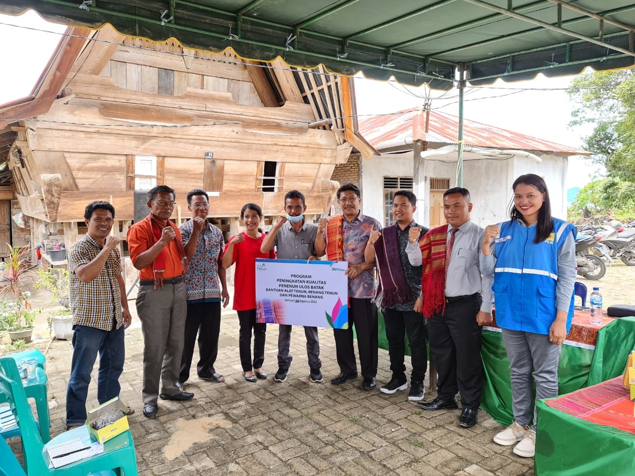 PLN UIP Sumbagut Dukung UMKM Penenun Ulos Batak di Samosir