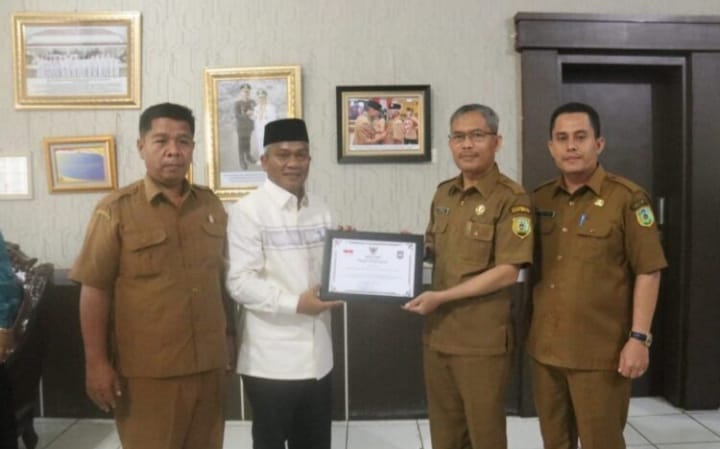Sukses Dalam Gerakan Pembagian 10 Juta Bendera Merah Putih, Pemkab Palas Terima Penghargaan dari Kemendagri