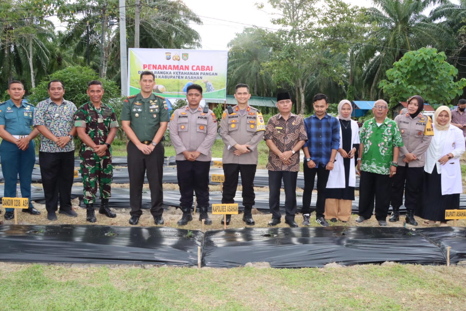 Kapolres Asahan Bersama Forkopimda Penanaman Bibit Cabai di Polsek Kota Kisaran