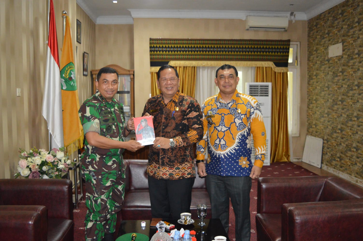 Walikota PSP Terima Buku Karya Kepala Staf Angkatan Darat Jenderal TNI Dr. Dudung Abdurachman