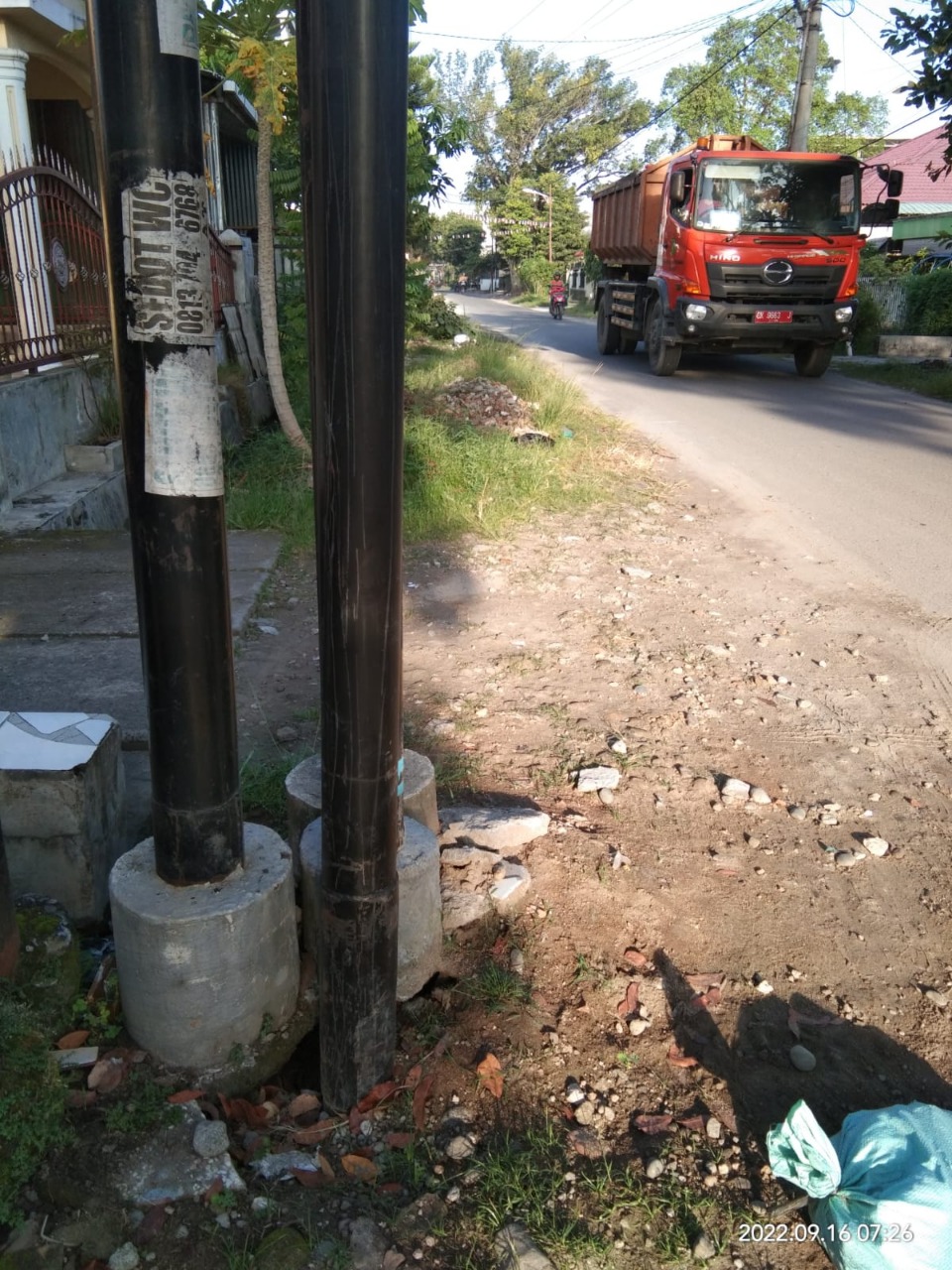Ethics of Care: Bekas Galian Tiang Kabel Merusak Estetika