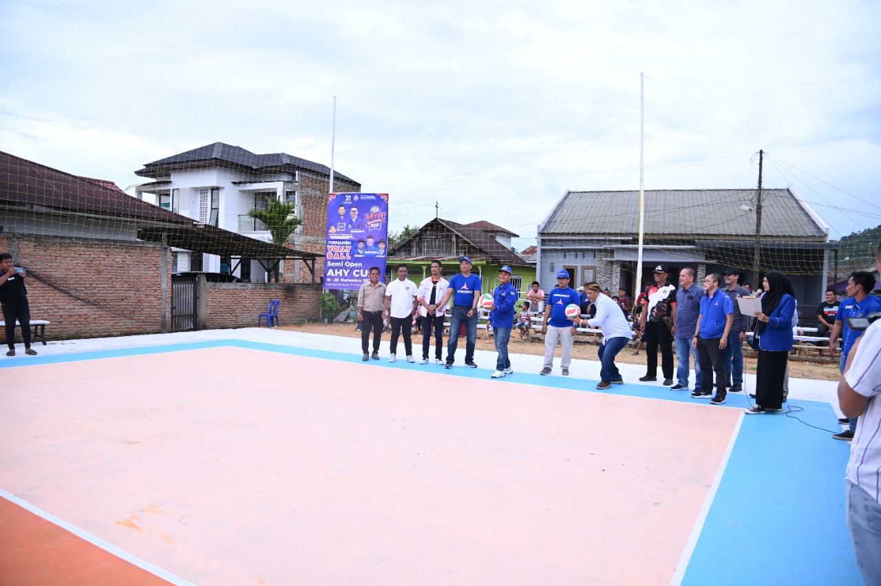 Wali Kota Padang Sidempuan Irsan Efendi Nasution membuka Turnamen Bola Voli Semo Open AHY Cup