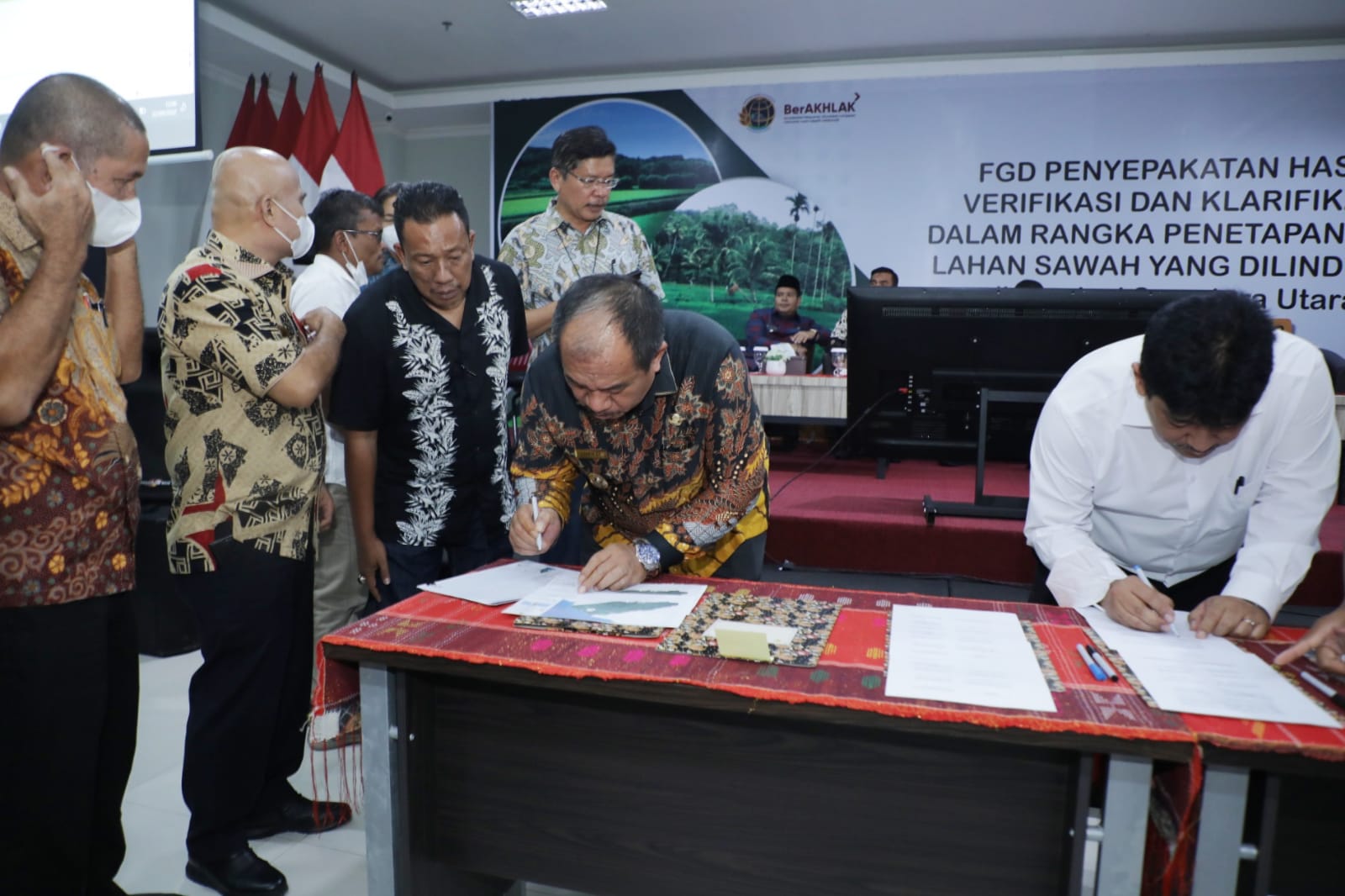 Wabup Asahan Tanda Tangani Berita Acara Verifikasi dan Klarifikasi Data Lahan Sawah
