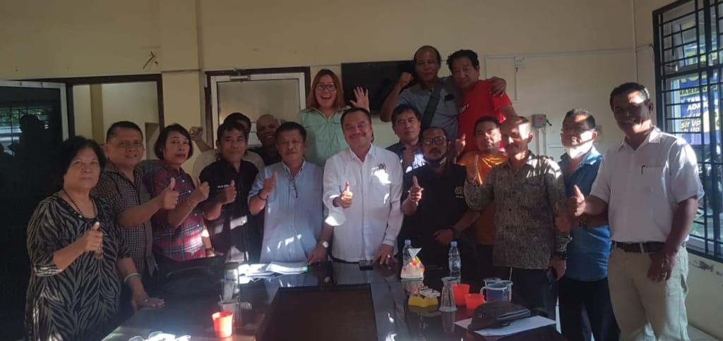 Ketua PWI Sumut Farianda Putra Sinik Serahkan SK Panitia Natal Wartawan 2022 Diketuai Proklamasi Naibaho